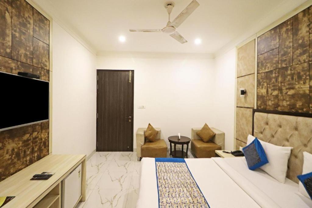 Hotel Almora Sky Near By Delhi International Airport With - Free Airport Pickup And Drop New Delhi Exteriör bild