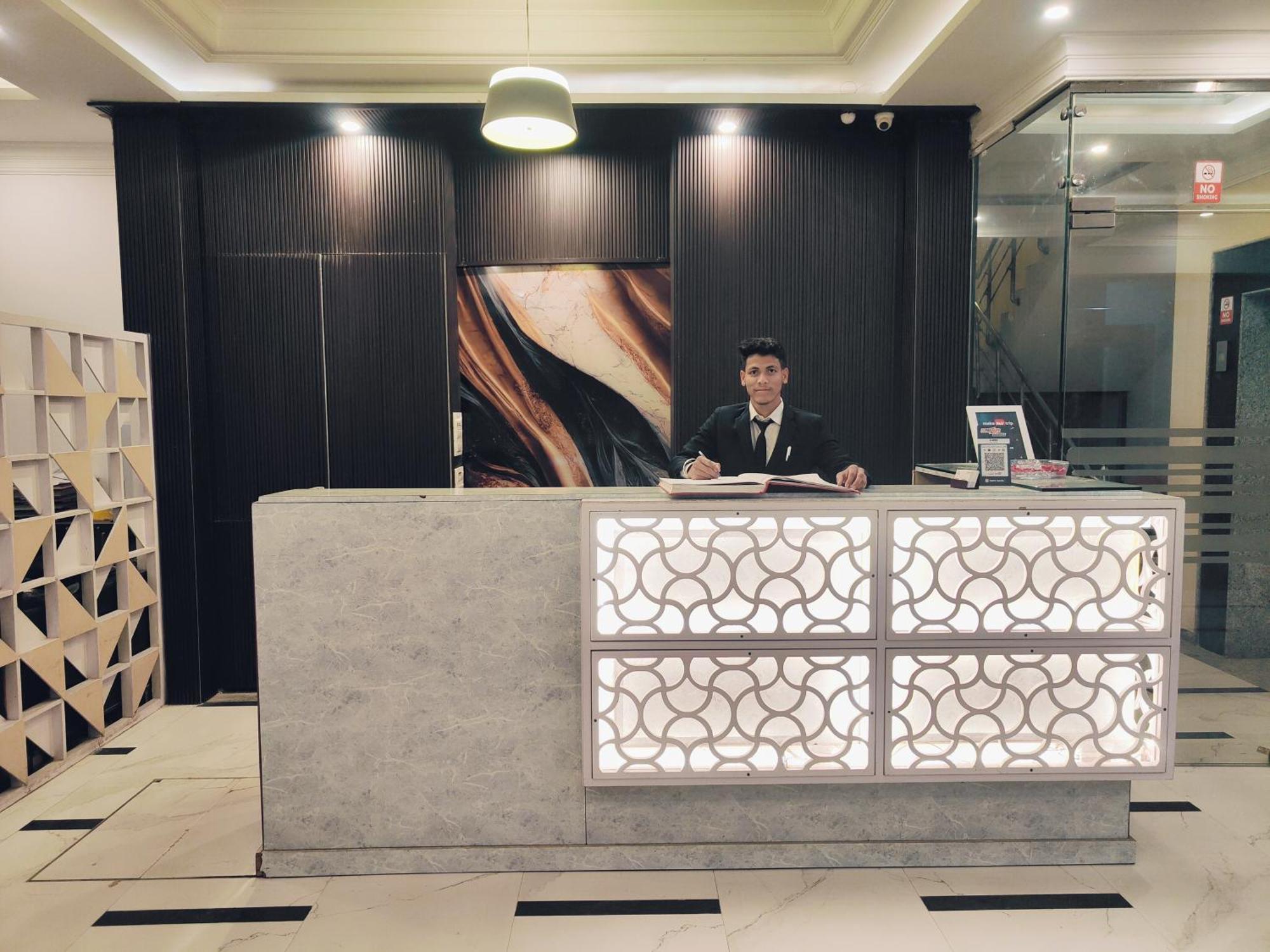 Hotel Almora Sky Near By Delhi International Airport With - Free Airport Pickup And Drop New Delhi Exteriör bild